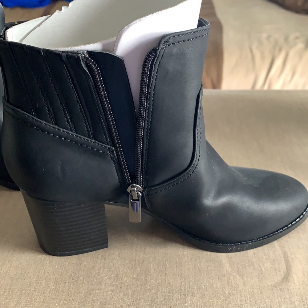 Beautiful bandolino boots. Never worn - Picture 2 of 7